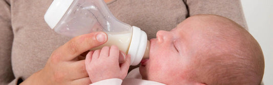 baby drinkt flesje