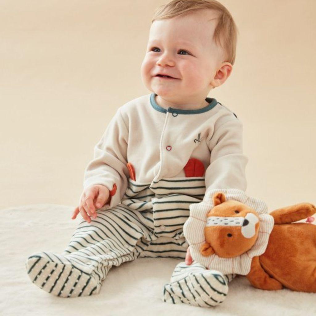 Noukies Pyjama Little Raccoon velours strepen 1M zand