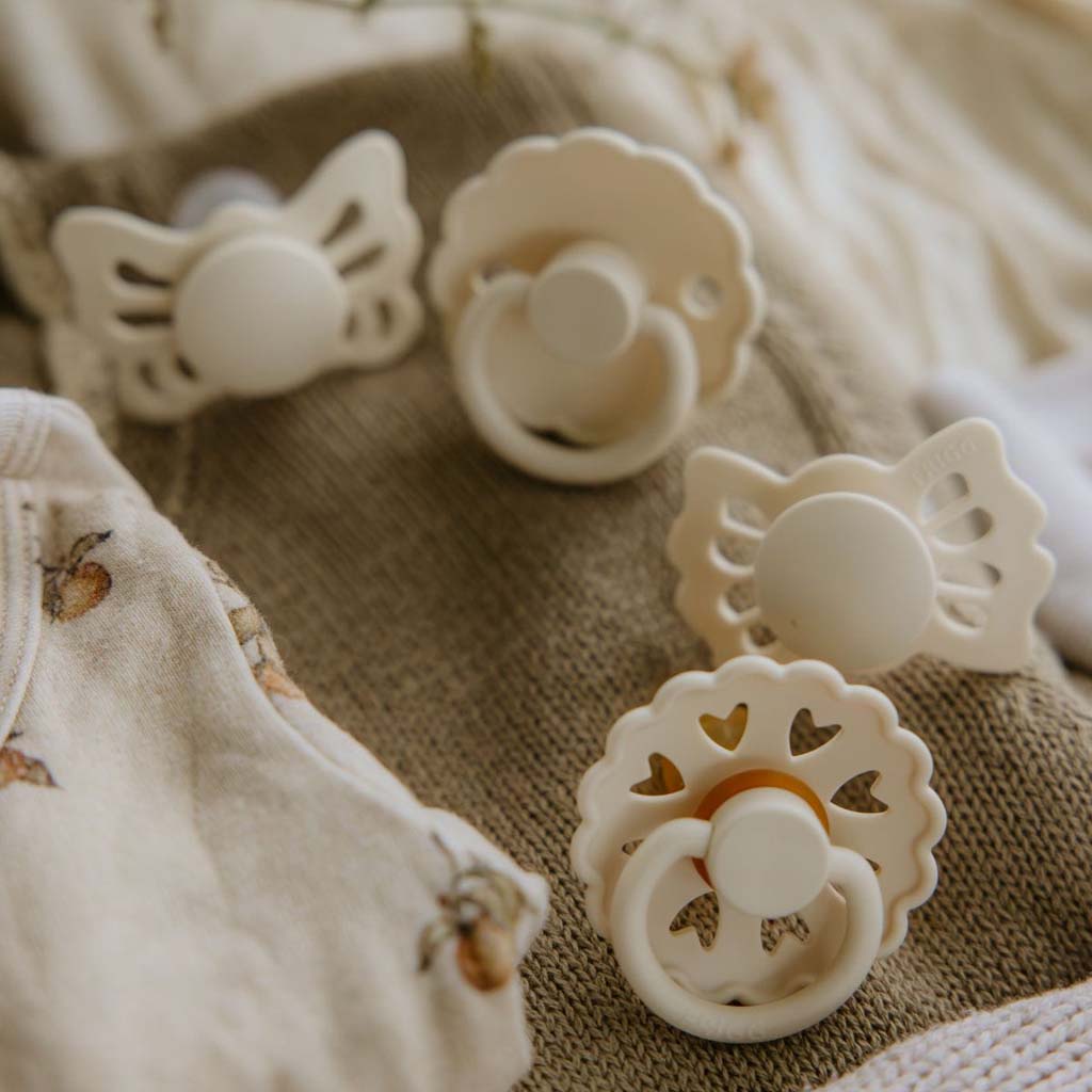 FRIGG Fopspeen 0 - 6 maanden Baby’s First pacifier - Floral Heart Cream - 4 stuks