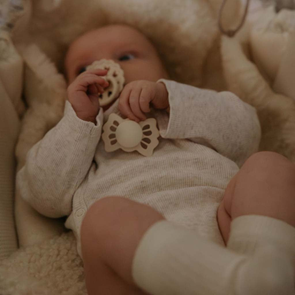 FRIGG Fopspeen 0 - 6 maanden Baby’s First pacifier - Floral Heart Cream - 4 stuks