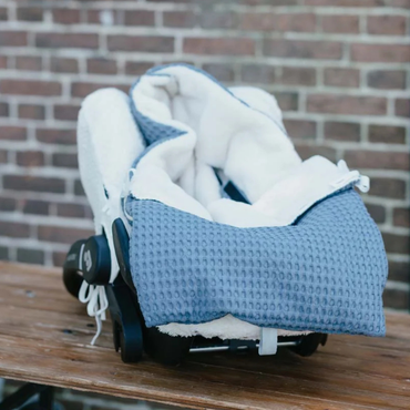 Koeka Voetenzak voor draagbare autostoel Oslo Teddy blauw