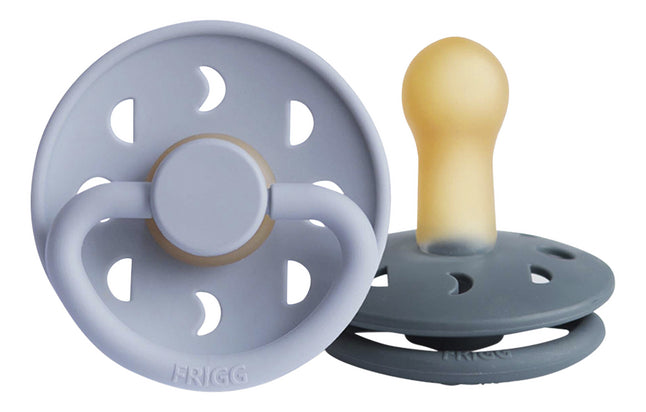FRIGG Fopspeen 6 - 18 maanden Moon latex Powder Blue/Slate - 2 stuks