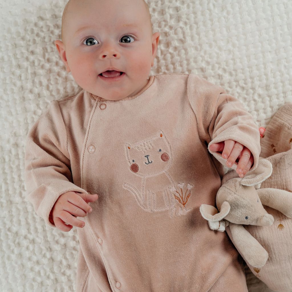 Noukie's Pyjama velours Nappy cat unisexe rose