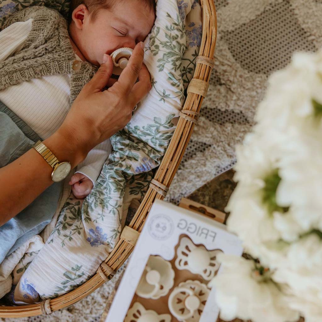 FRIGG Fopspeen 0 - 6 maanden Baby’s First pacifier - Floral Heart Cream - 4 stuks
