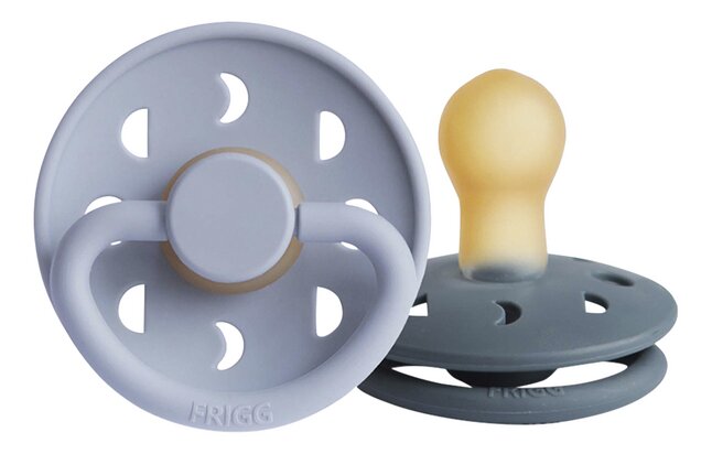 FRIGG Fopspeen 0 - 6 maanden Moon latex Powder Blue/Slate - 2 stuks