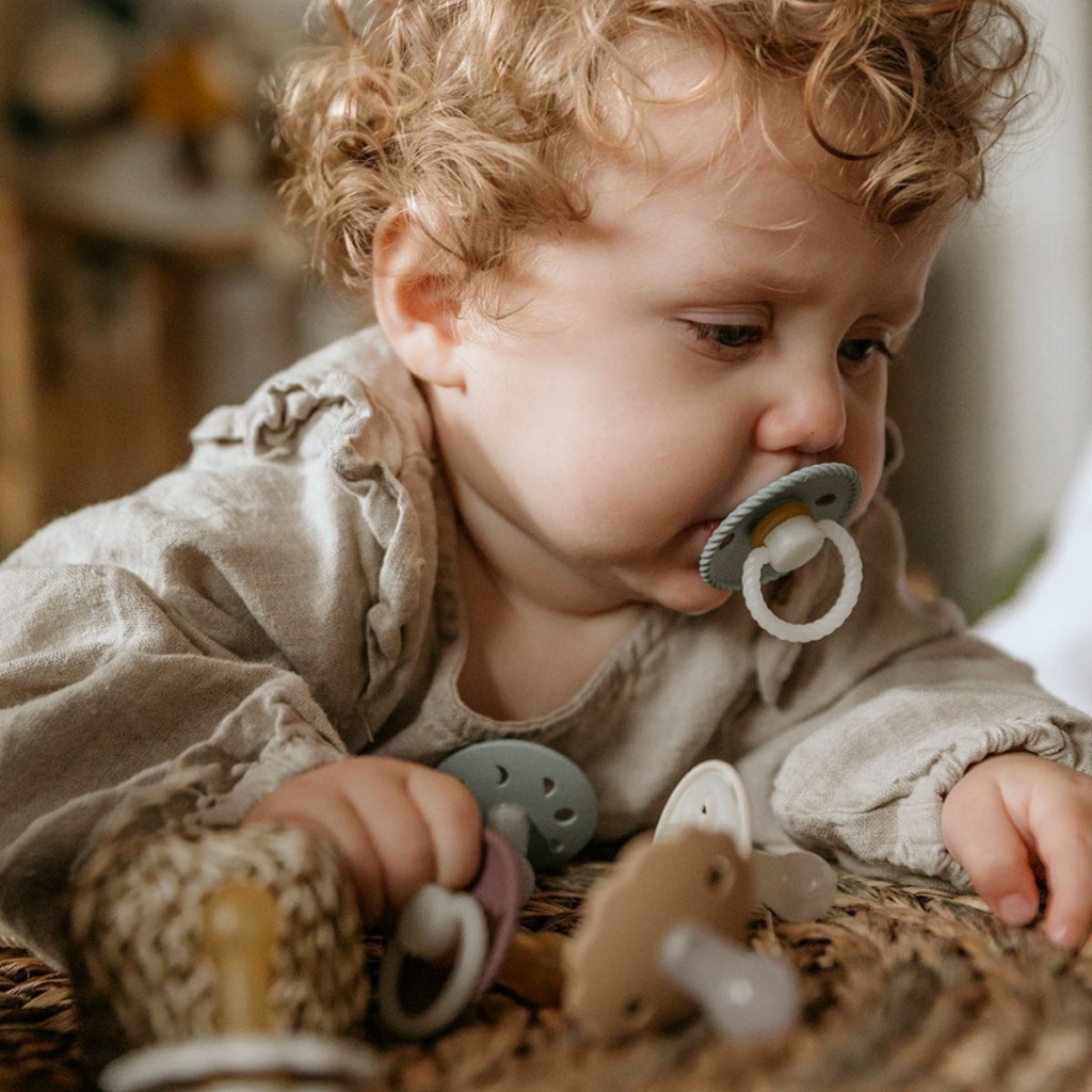 FRIGG Fopspeen 6 - 18 maanden Rope Night latex Stone Blue/Sage - 2 stuks