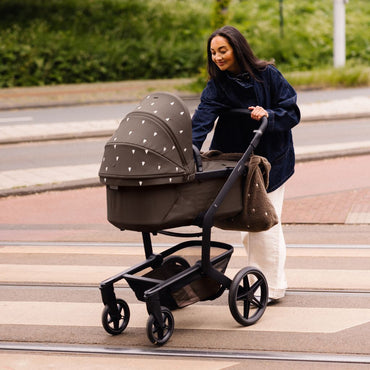 Joolz x Studio Noos 2-in-1 Kinderwagen Day5 Hazel Brown / White Hearts + Draagmand Hazel Brown / White Hearts + Mom Bag White Hearts