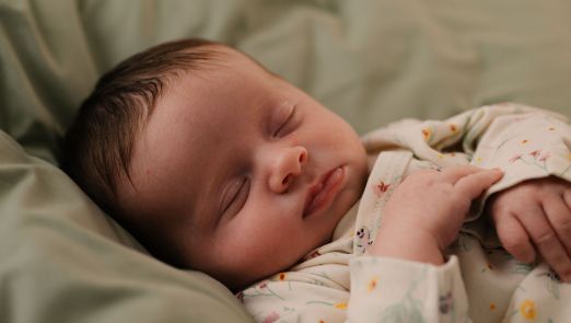 Baby met Oscar-outfit aan