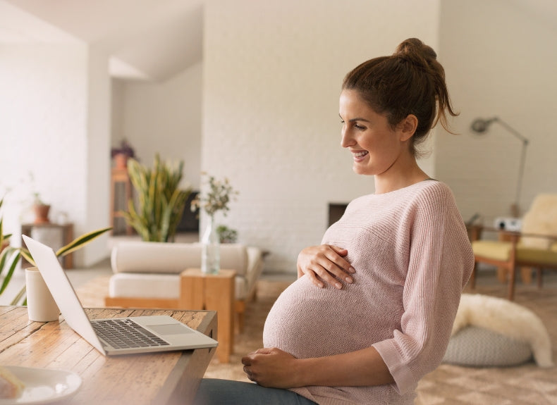 vrouw op laptop