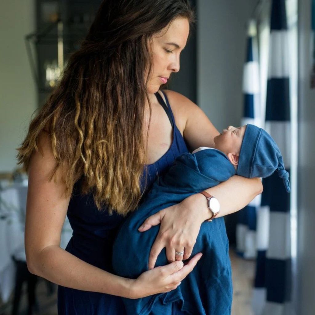 Lulujo Hello World New Born Swaddle & knot mutsje - 70 bamboo/30 katoen - Navy