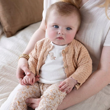 Feetje Vestje gebreid - Flower Field m 68 Peach Meisjes