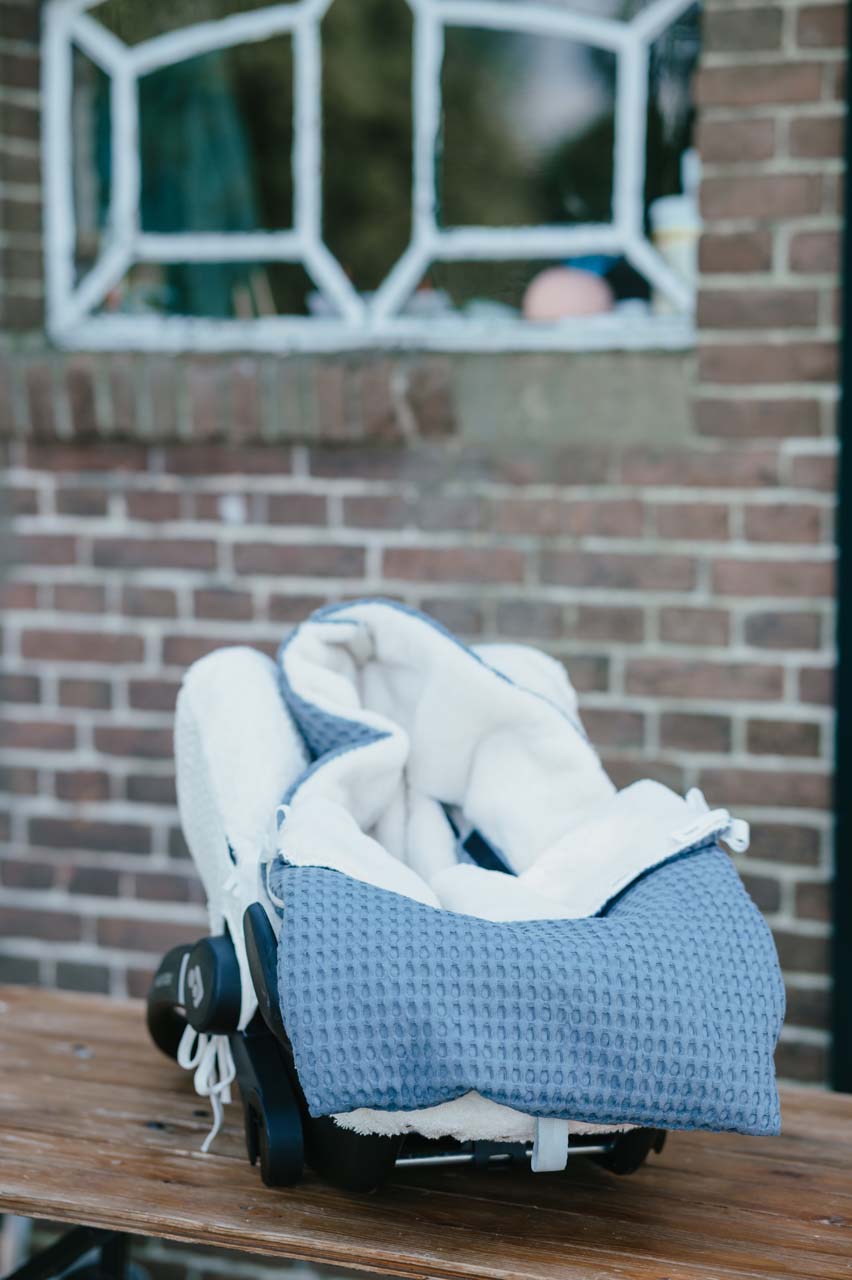Koeka Voetenzak voor draagbare autostoel Oslo Teddy blauw