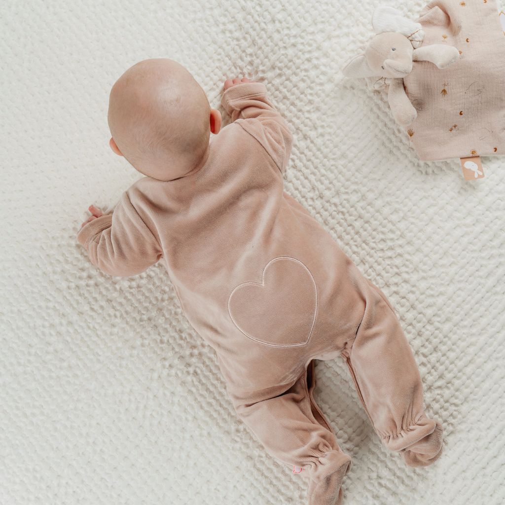 Noukie's Pyjama Fluweel Nappy cat  uniseks roze