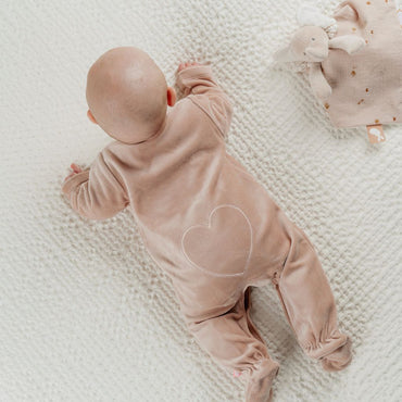 Noukie's Pyjama velours Nappy cat unisexe rose