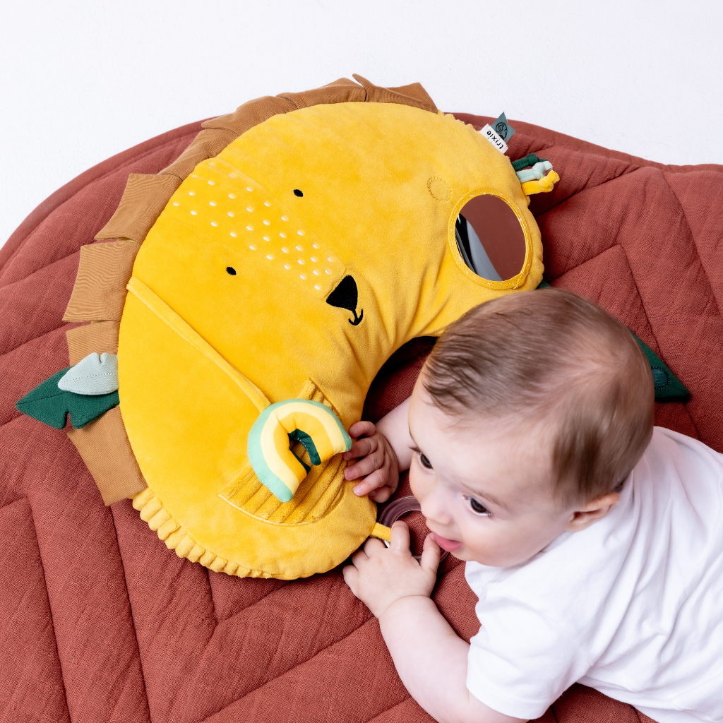 Trixie Baby Coussin Tummy time Mr. Lion jaune