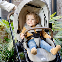 kind in kinderwagen dreambaby