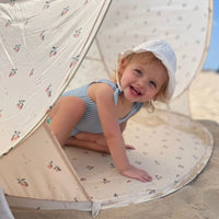 kindje in uv-werende tent dreambaby