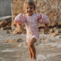 kind met zwembandjes dreambaby