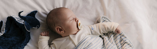 Baby 1 maand oud: ontdekking van de wereld en eerste glimlach