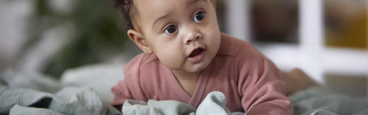 Baby 6 maanden oud: eerste keer op handen en voeten, het begin van onafhankelijkheid