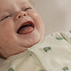 Baby's eerste lach: schateren van plezier!