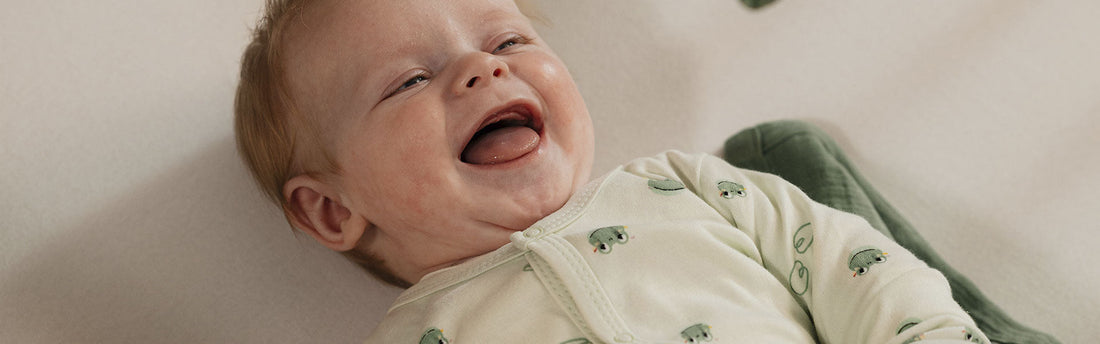 Baby's eerste lach: schateren van plezier!