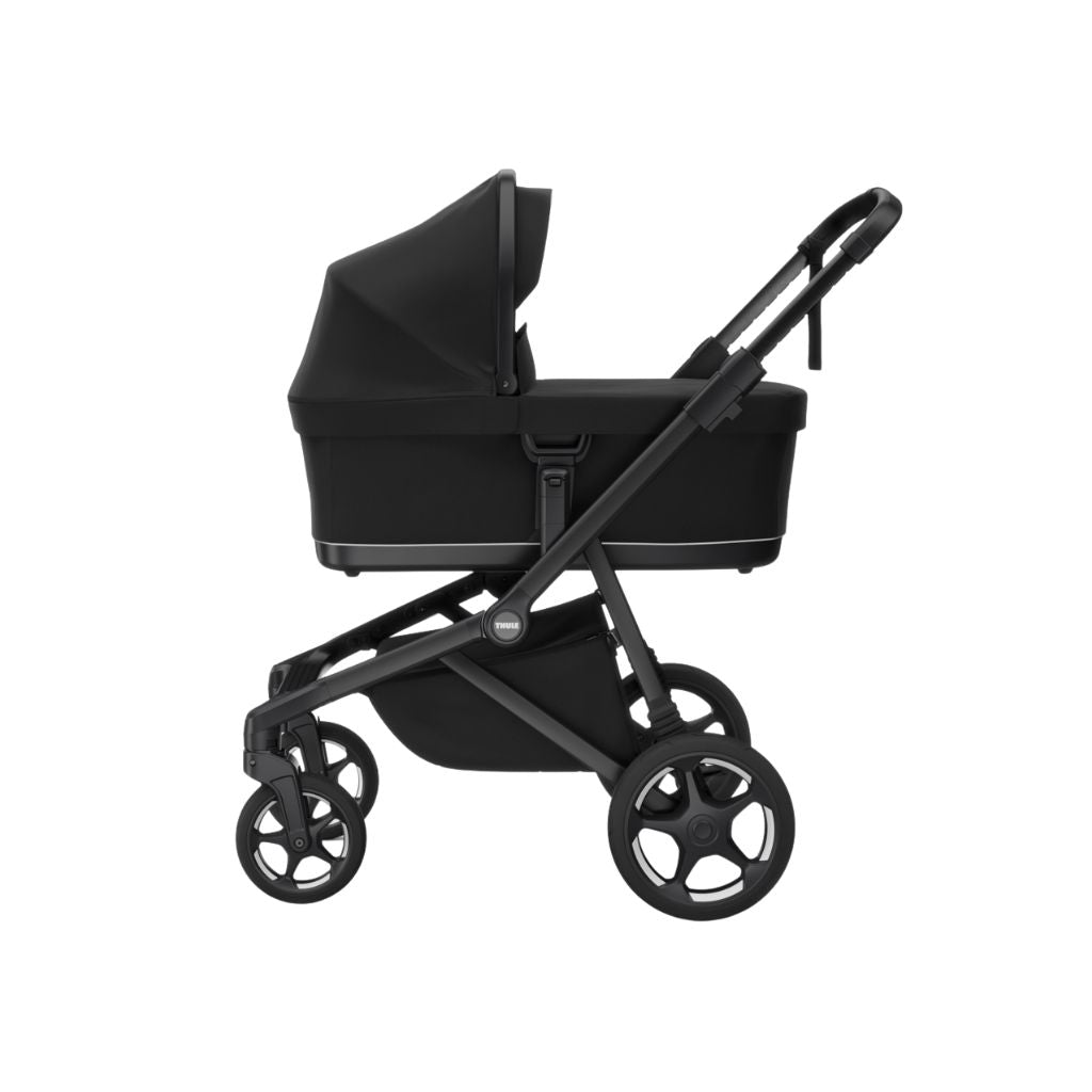Thule 2-in-1 Kinderwagen Sleek2 Black + Draagmand Black + Gratis Zwarte Voetenzak
