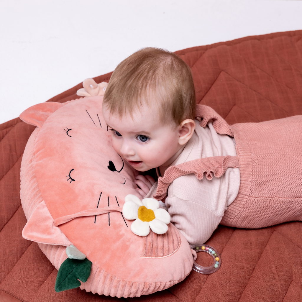 Trixie Baby Coussin Tummy time Mrs. Cat rose