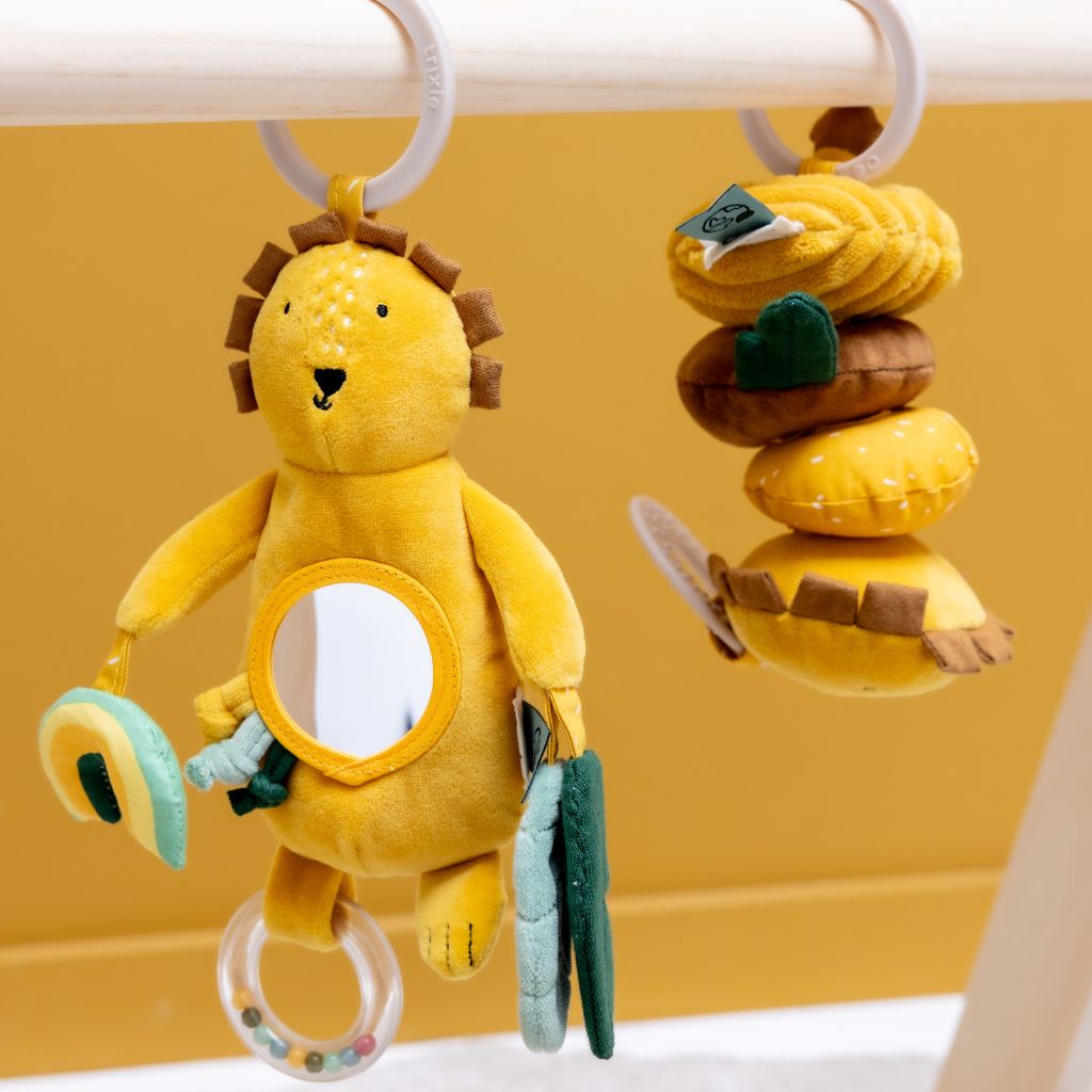 Trixie Baby Jouet d’éveil suspendu Mr. Lion jaune