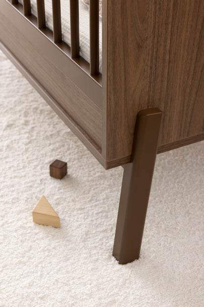 Quax Chambre de bébé 3 pièces (lit L 140 x Lg 70 cm + commode avec rallonge + armoire 3 portes) Ashi Chestnut