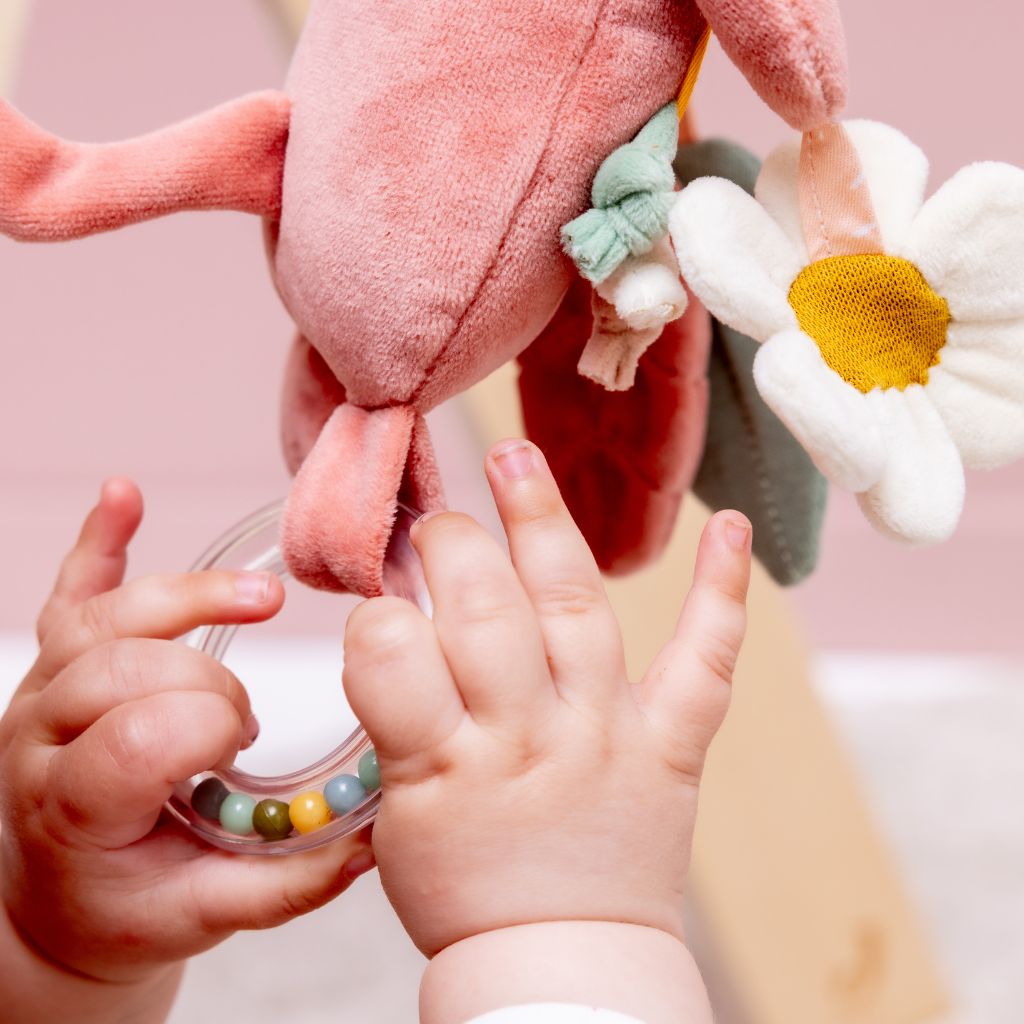 Trixie Baby Jouet d’éveil suspendu Mrs. Cat rose