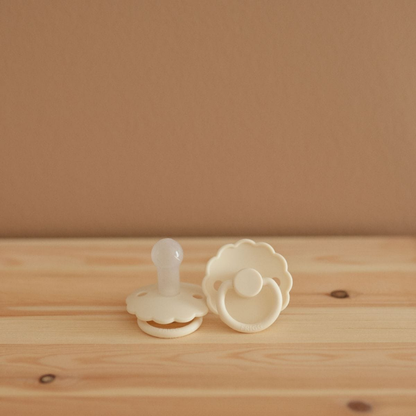 FRIGG Fopspeen 6 - 18 maanden Daisy Blooming Silicone Desert/Cream- 2 stuks