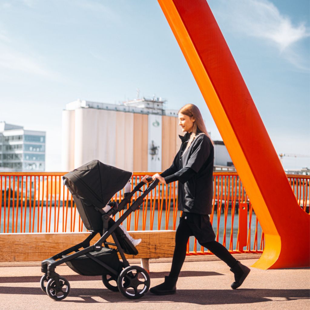 Thule 2-in-1 Kinderwagen Sleek2 Black + Draagmand Black + Gratis Zwarte Voetenzak