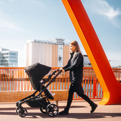 Thule 2-in-1 Kinderwagen Sleek2 Black + Draagmand Black + Gratis Zwarte Voetenzak