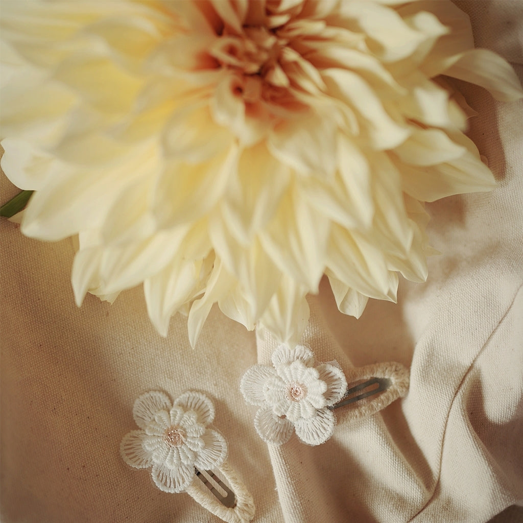 Busy Lizzie Haarclips met Geborduurde Bloemen Beige – 2 stuks