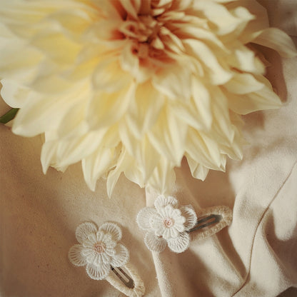 Busy Lizzie Haarclips met Geborduurde Bloemen Beige – 2 stuks