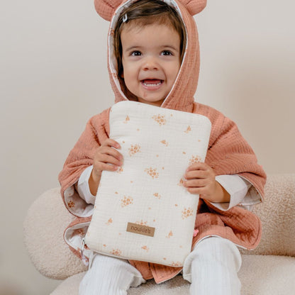 Noukie's Housse pour carnet de santé Vintage Flowers Blanc