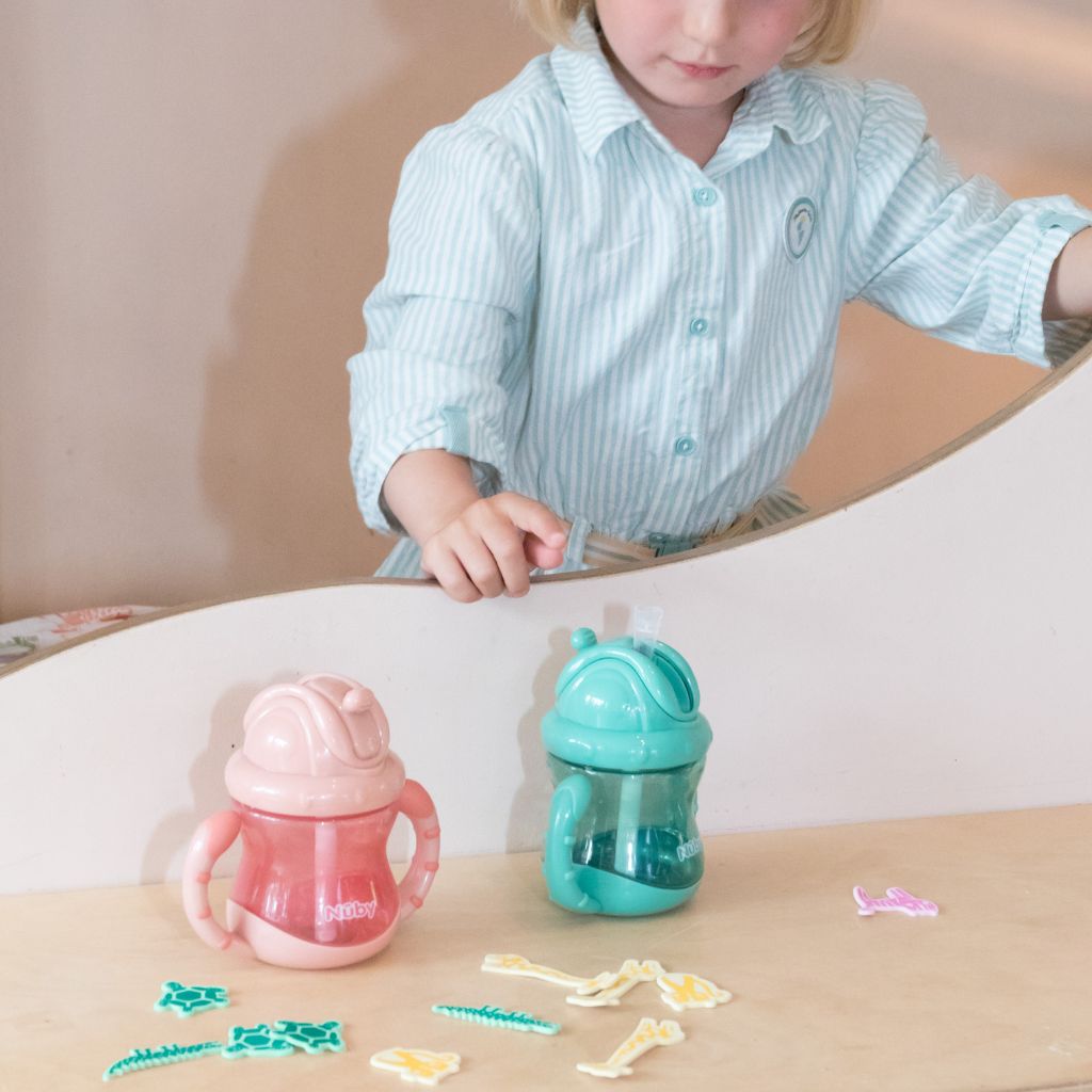 Nûby Oefenbeker Met Rietje Flip-It Mystery Kleur / Design 240 ml - 1 Stuk