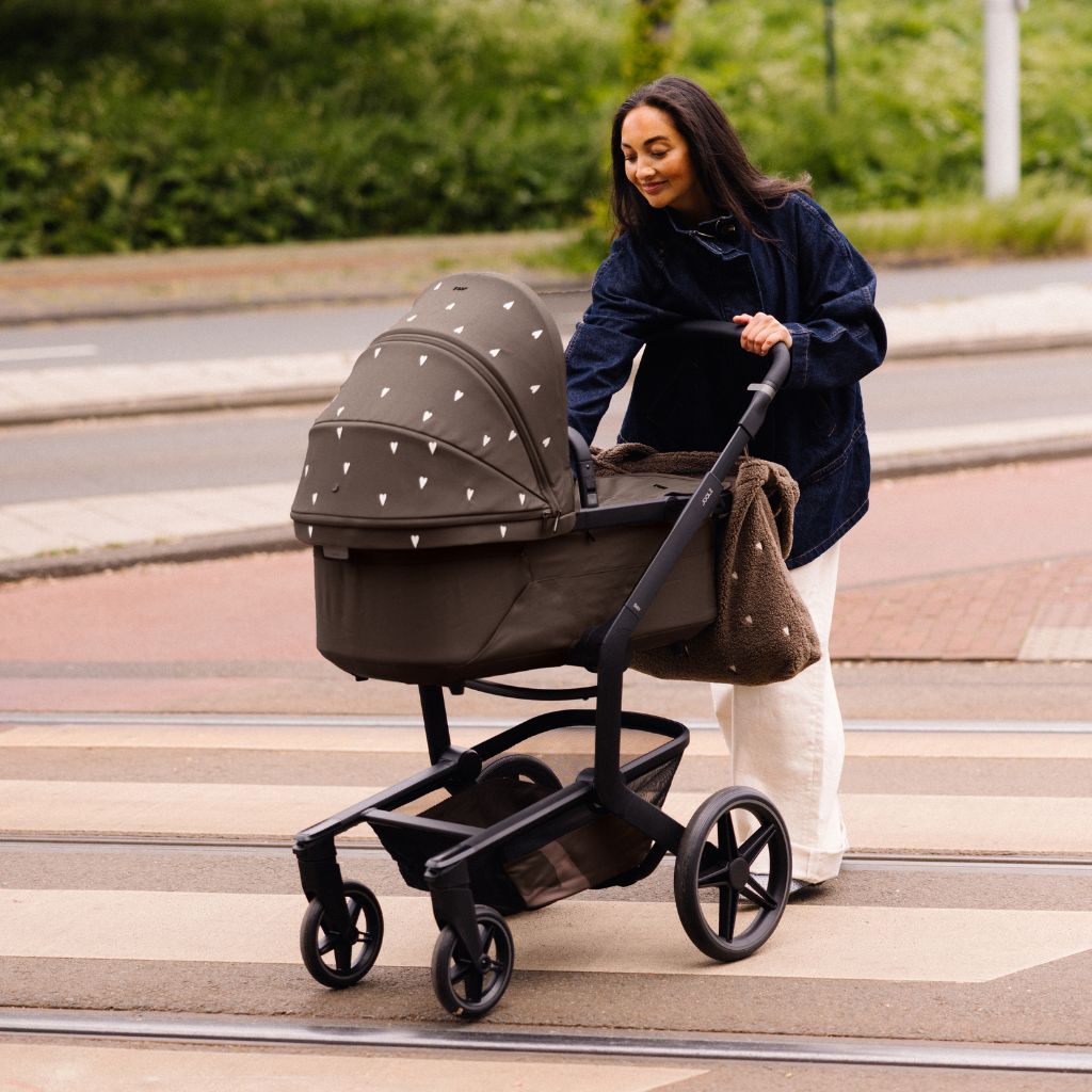 Joolz x Studio Noos 2-in-1 Kinderwagen Day5 Hazel Brown / White Hearts + Draagmand Hazel Brown / White Hearts + Mom Bag White Hearts