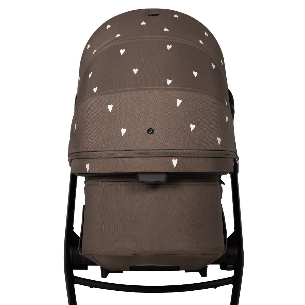 Joolz x Studio Noos 2-in-1 Kinderwagen Day5 Hazel Brown / White Hearts + Draagmand Hazel Brown / White Hearts + Mom Bag White Hearts