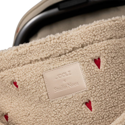 Joolz x Studio Noos 2-in-1 Kinderwagen Day5 Sandy Taupe / Red Hearts + Draagmand Sandy Taupe / Red Hearts + Mom Bag Red Hearts