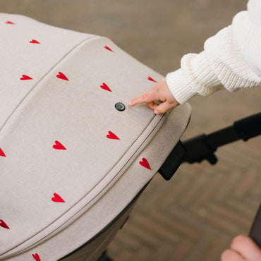 Joolz x Studio Noos 2-in-1 Kinderwagen Day5 Sandy Taupe / Red Hearts + Draagmand Sandy Taupe / Red Hearts + Mom Bag Red Hearts