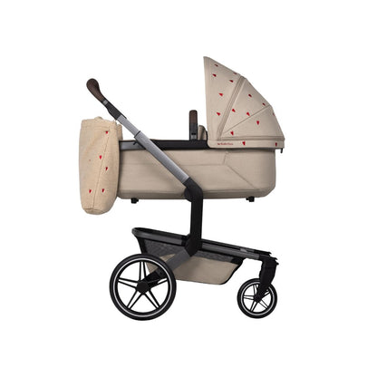 Joolz x Studio Noos 2-in-1 Kinderwagen Day5 Sandy Taupe / Red Hearts + Draagmand Sandy Taupe / Red Hearts + Mom Bag Red Hearts
