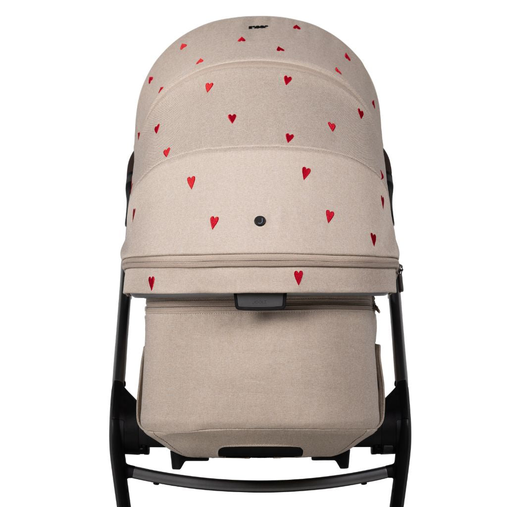 Joolz x Studio Noos 2-in-1 Kinderwagen Day5 Sandy Taupe / Red Hearts + Draagmand Sandy Taupe / Red Hearts + Mom Bag Red Hearts