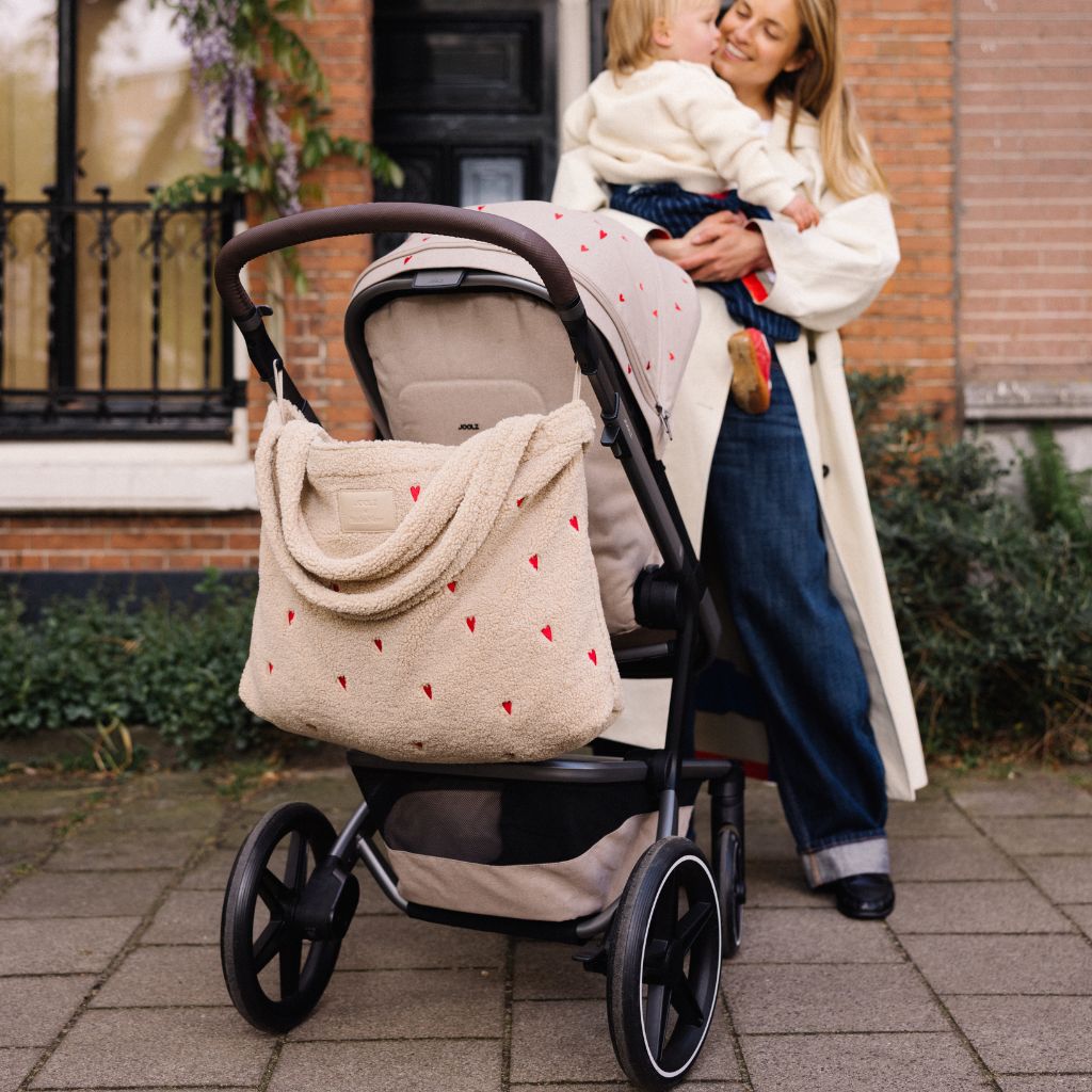 Joolz x Studio Noos 2-in-1 Kinderwagen Day5 Sandy Taupe / Red Hearts + Draagmand Sandy Taupe / Red Hearts + Mom Bag Red Hearts