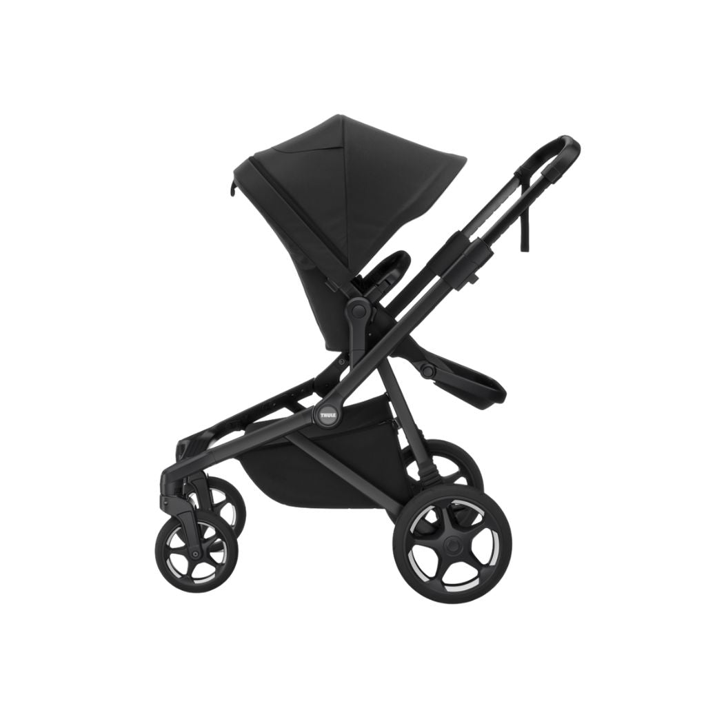 Thule 2-in-1 Kinderwagen Sleek2 Black + Draagmand Black + Gratis Zwarte Voetenzak