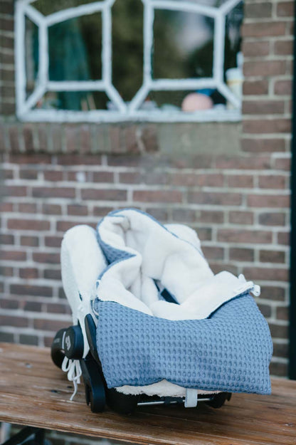 Koeka Voetenzak voor draagbare autostoel Oslo Teddy blauw