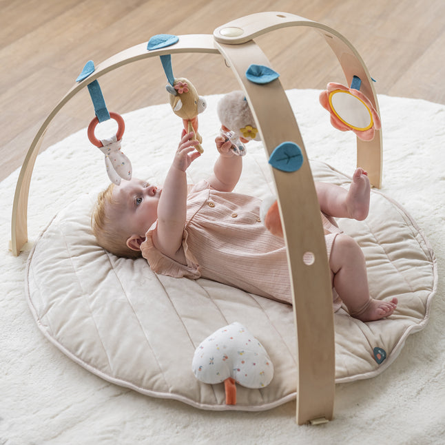 Nattou Speeltapijt Mila, Lana & Zoe met houten speelboog