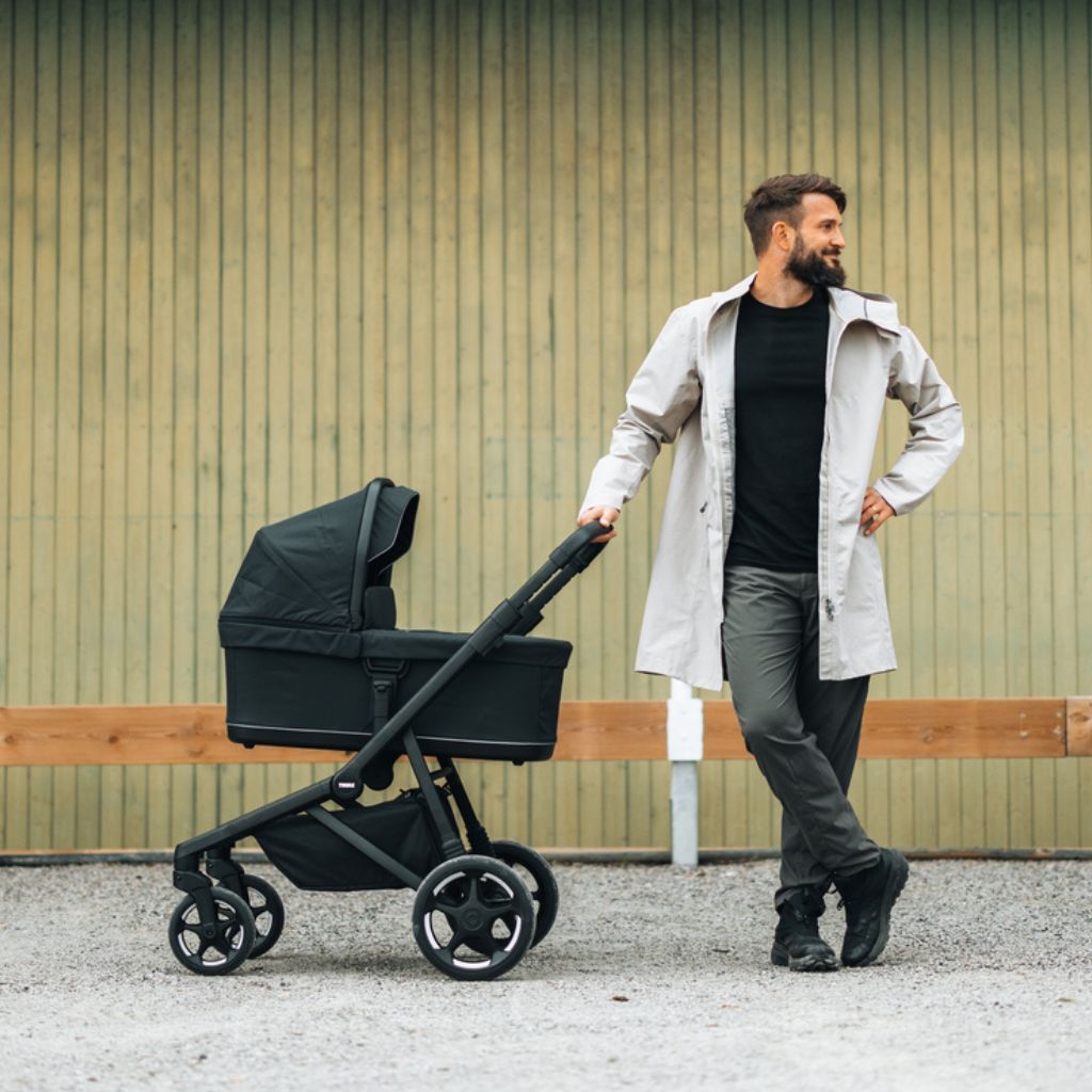 Thule 2-in-1 Kinderwagen Sleek2 Black + Draagmand Black + Gratis Zwarte Voetenzak