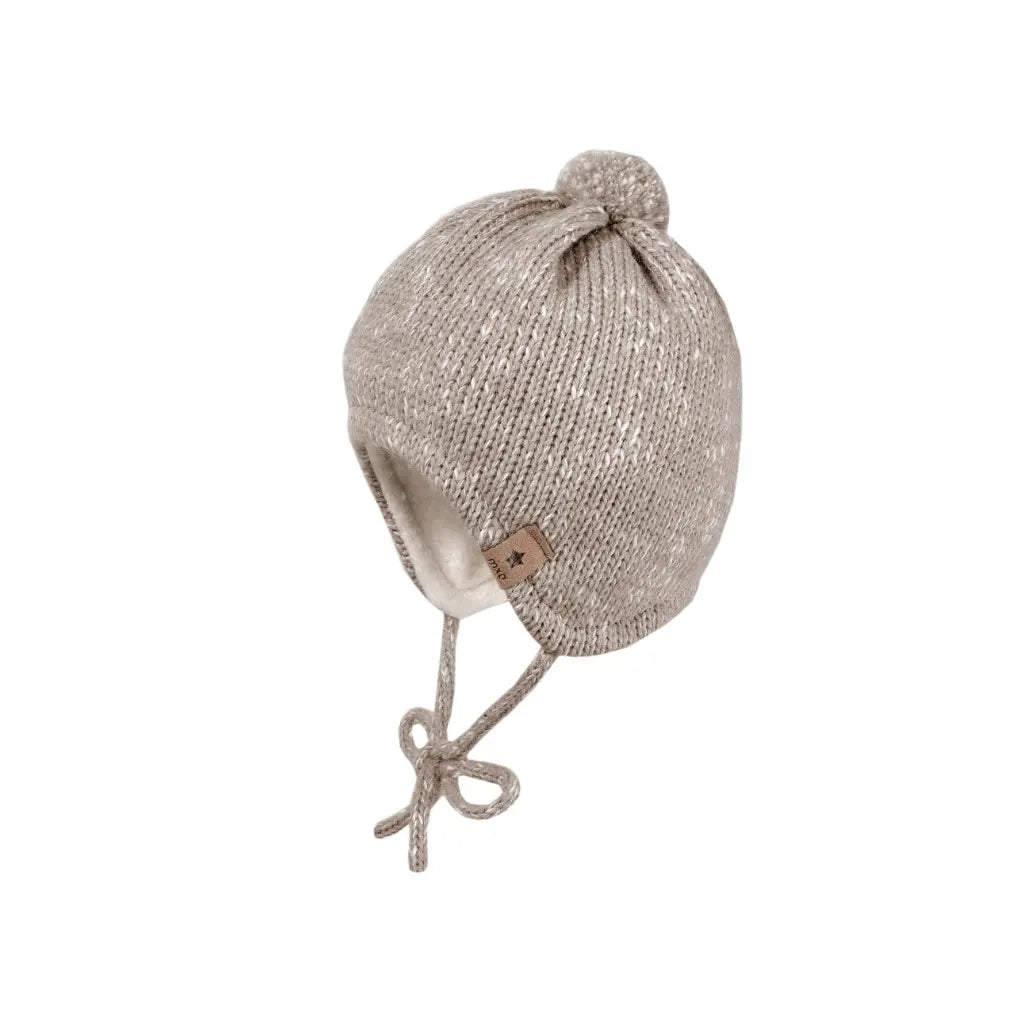 Maximo Muts met oorbescherming fleece in ponpon taupe | Dreambaby